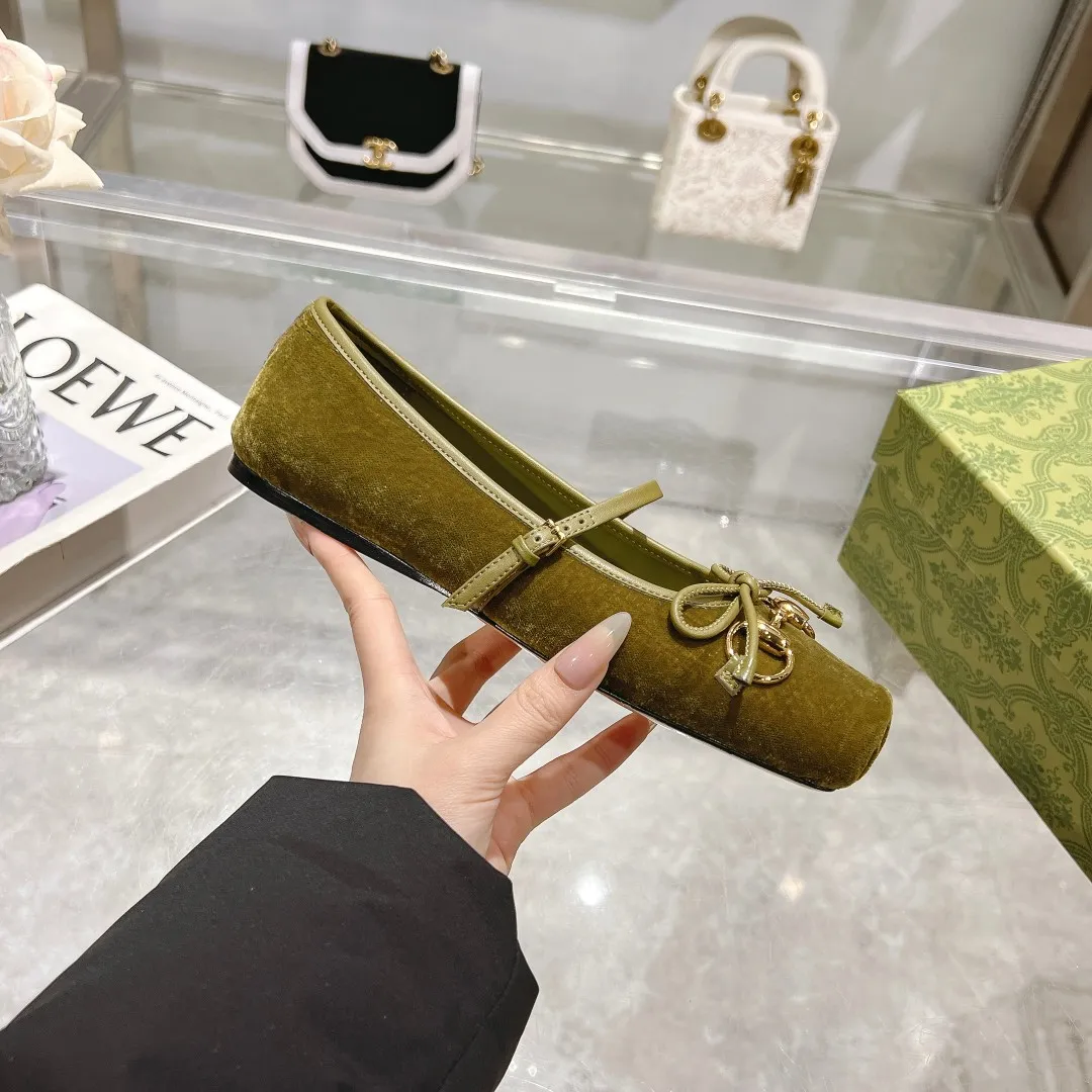 👟👟Ex-factory price 560👟👟 Gucci Horsebit series women's ballet flats. This iconic horsebit ballet flats features a square toe design and elegant bow details, paying tribute to the traditional ballet shoe style. This piece is crafted from Gucci ankh leather and embellished with a light gold-tone horsebit buckle. A 'sacchetto' construction with a soft, padded insole provides a great fit. ✅Size: 35-42 (customized for 40-42) ✅Sole material: Imported Italian genuine leather sole ✅Packaging: Brand new red box packaging